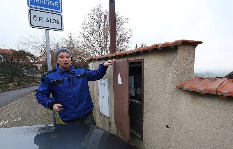 Majitel domu ukazuje, jak automobily u jeho domu parkují a blokují mu přístup do elektroměrové  skříně.