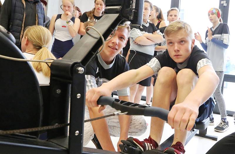 V račické Labe aréně proběhla ve čtvrtek akce Česko vesluje pro základní školy. Závodilo se ve štafetě na veslařských trenažérech.