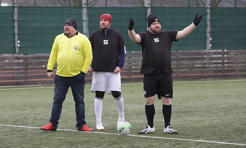 Fanoušci Slavie a Sparty sehráli v sobotu ve Štětí fotbalové utkání a výtěžek věnovali na postiženého Vojtíška z Roudnice nad Labem.