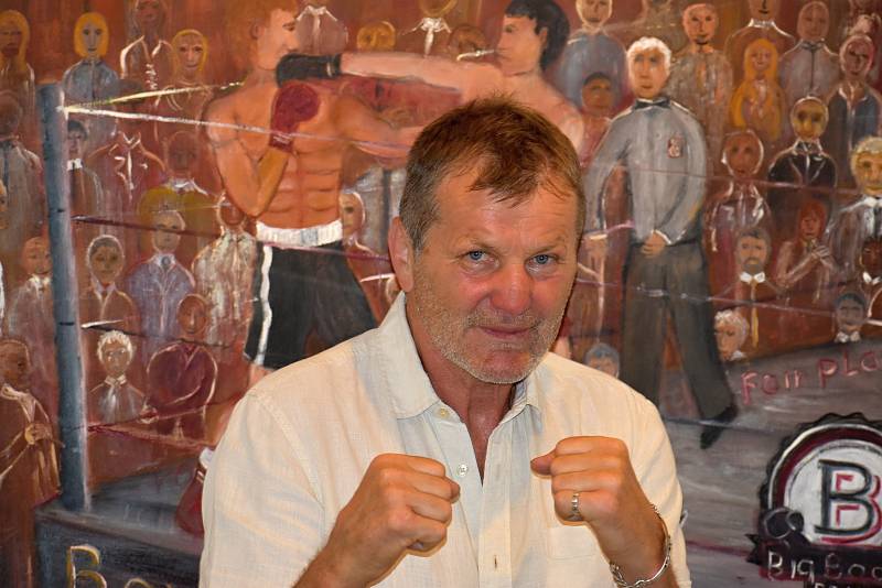 Boxer Rostislav Osička se v litoměřické galerii představuje jako originální malíř a básník