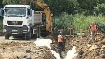 BEZ TĚŽKÝCH STROJŮ. Práce na stavbě dálnice D8 skončily, soud zrušil stavební povolení. Dělníci stavbu zakonzervují.