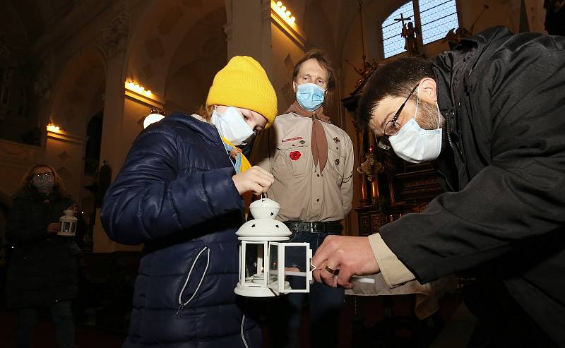 Probošt Litoměřické kapituly Jiří Hladík požehnal na Štědrý den ráno v katedrále sv. Štěpána betlémské světlo a předal ho skautům. Ti ho předali všem, kteří si do katedrály přišli s lampičkami. Po celé Vánoce bude betlémské světlo ve vchodu do katedrály.