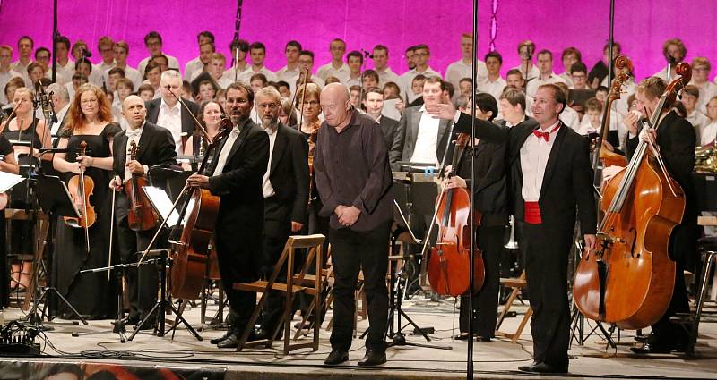 Stodvacetičlenný chlapecký sbor předvedl v litoměřickém letním kině  svoji sílu a kvalitu za doprovodu symfonického orchestru Filharmonie Hradec Králové.