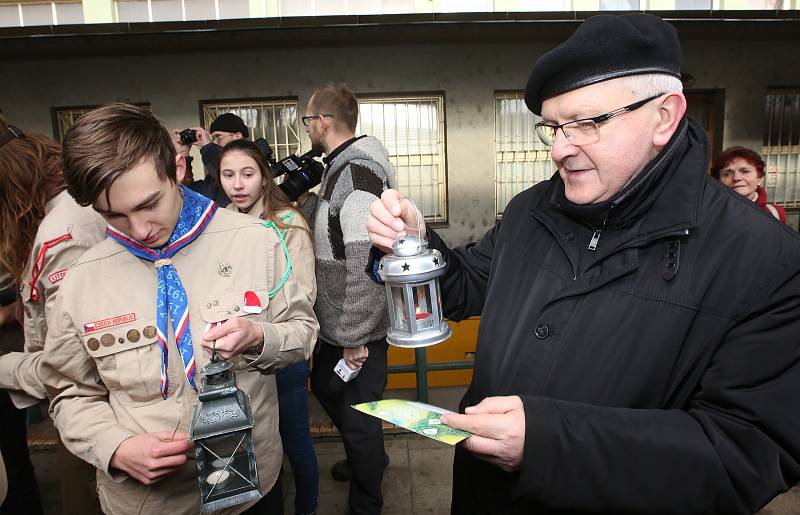 Do Litoměřic opět po roce dorazilo Betlémské světlo.