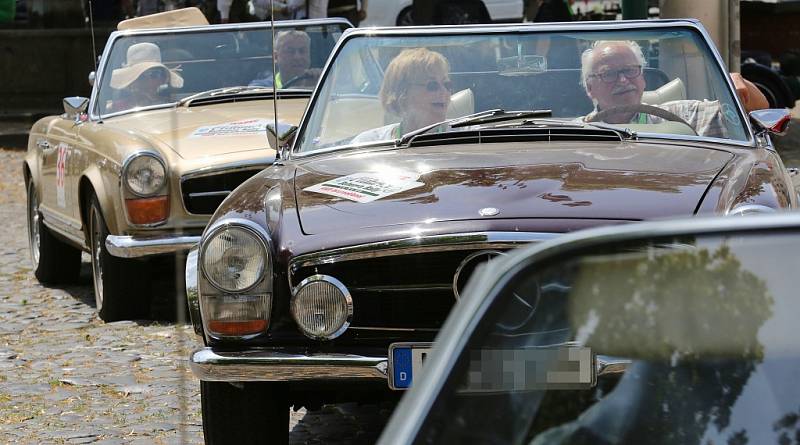 Severem Čech se prohnala historická vozidla v rámci závodu Oldtimer Bohemia rally. Jedna ze zastávek byla v Litoměřice.