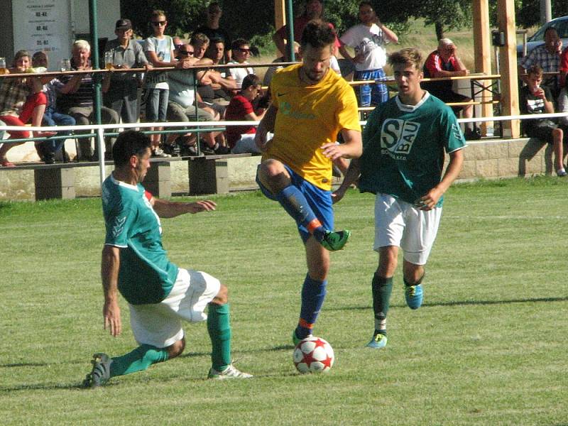 Finále Chodouny – Lounky v. Liběšice (ve žlutém). Liběšičtí vyhráli 5:3.