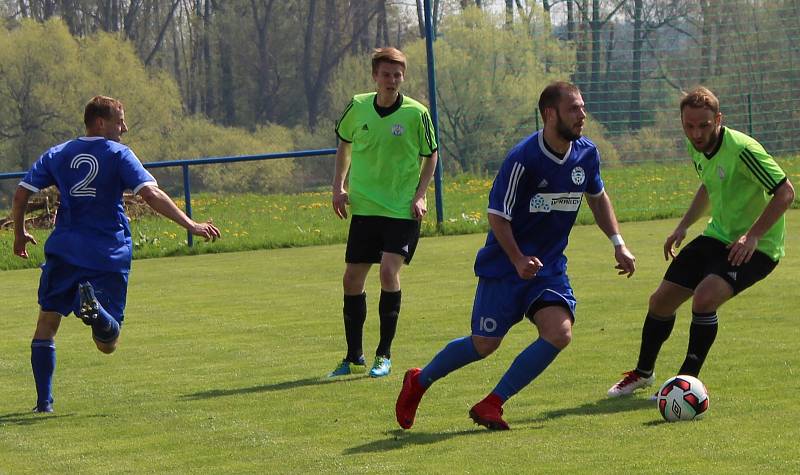 Fotbalisté SK Hrobce (v modrém) podlehli Slovanu Velvary 0:2.