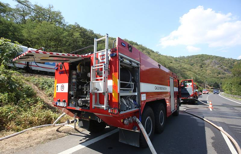 Plameny se ve středu 1. srpna dopoledne vzňaly v lese u Litochovic nad Labem.