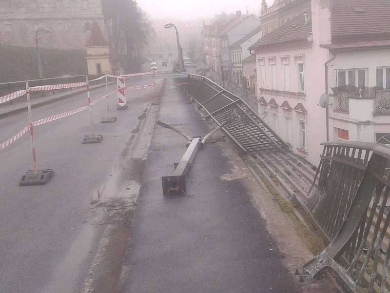 V sobotu v časných ranních hodinách havarovala na roudnickém mostě dodávka, která prorazila zábradlí nad frekventovanou železniční tratí Děčín - Praha.