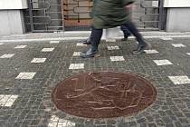 Největší odlitek mince leží před Českou spořitelnou v Roudnici nad Labem