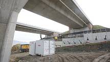 Nestabilní území pod mosty na D8 zpevňují dělníci pryskyřicí