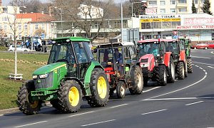 Protestní jízda zemědělců ulicemi Litoměřic.