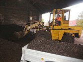 ZÁSOBA  ledvického uhlí s maximální dodávkou dvou kamionů  vystačí ve skladech ve Velemíně na necelý týden. 