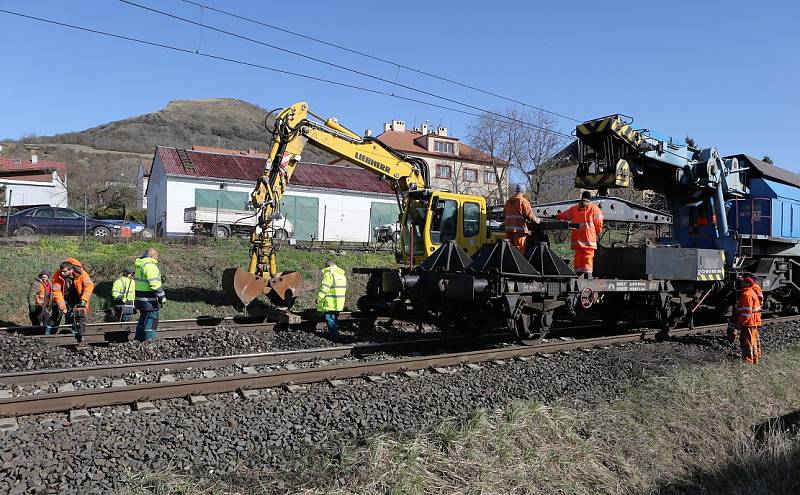 Odklízecí práce po nehodě dvou vlaků u Žalhostic pokračují