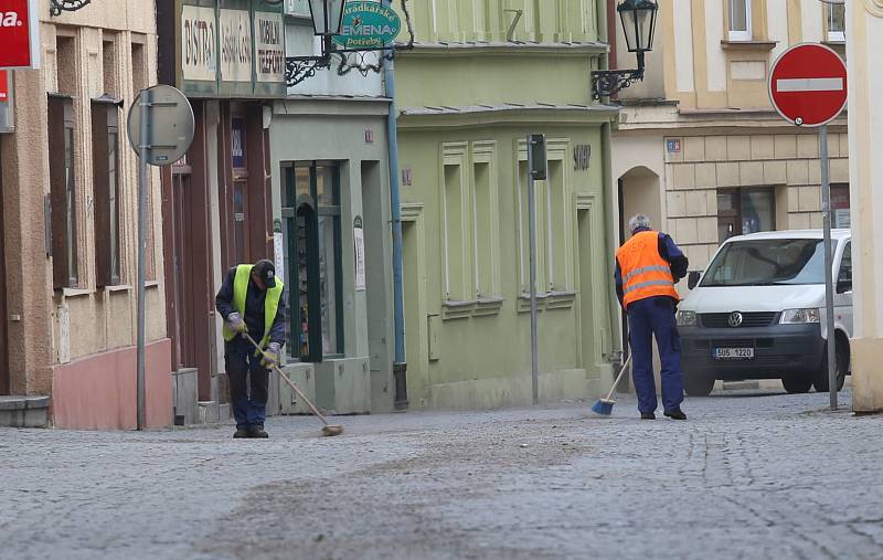 Jarní úklid komunikací ve středu města komplikují zaparkovaná auta.