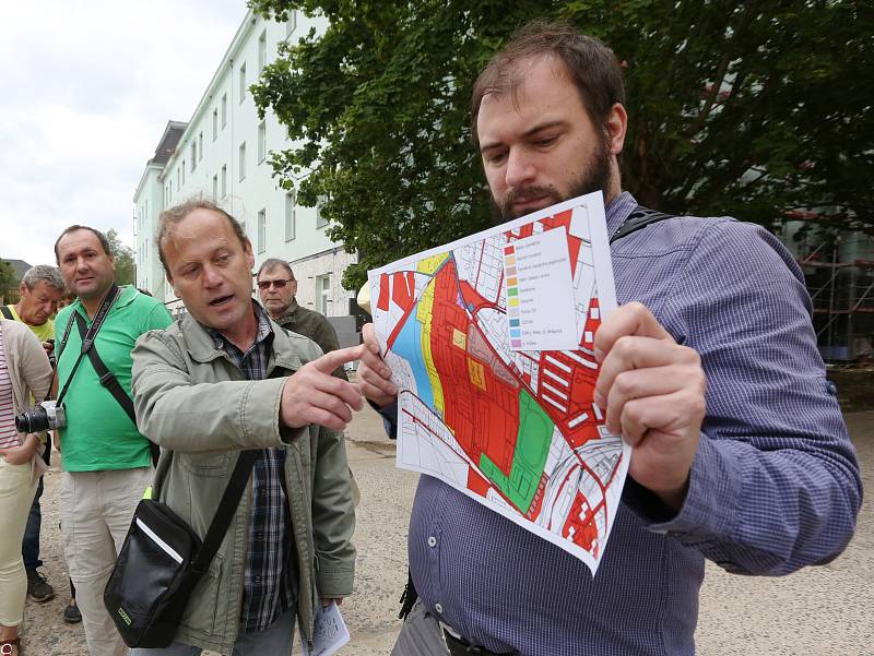 Návštěvníci dne otevřených dveří v Oblastním archivu v Litoměřicích si mohli prohlédnout dokumenty z historie kasáren a poté vyrazit na komentovanou prohlídku.