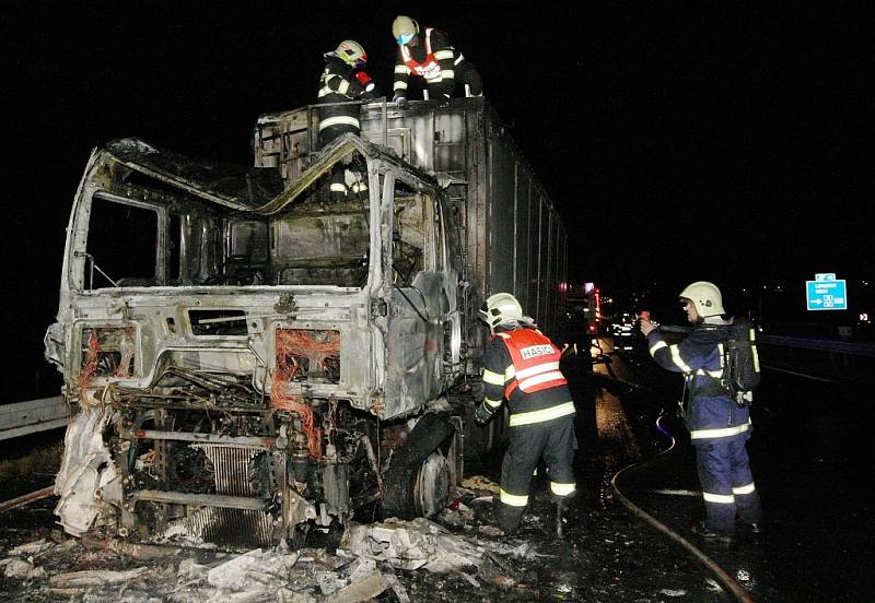 K požáru kamionu došlo v pátek večer krátce před půl jedenáctou na dálnici D8 u sjezdu na Lovosice. 