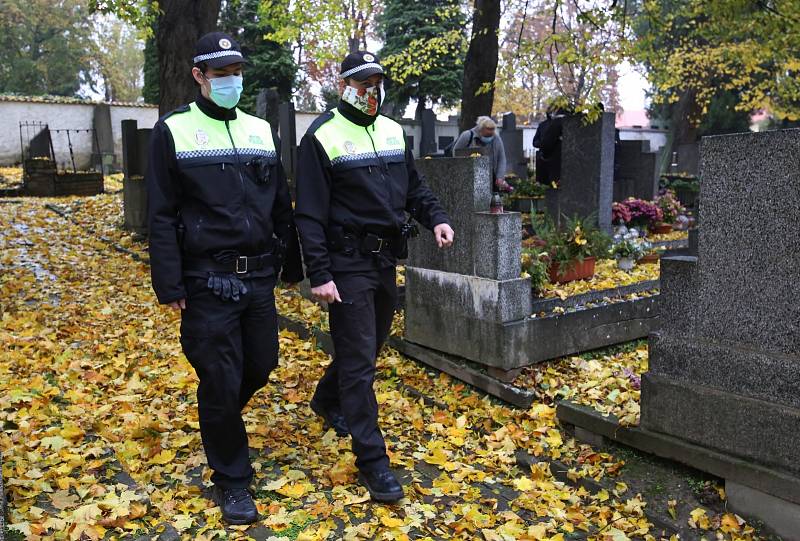 Strážníci hlídkují na hřbitově v Litoměřicích