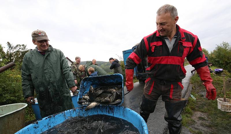 Tradiční podzimní výlov rybníka měl letos kvůli pandemii koronaviru méně přihlížejících diváků.