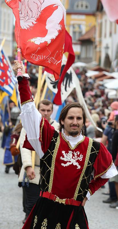 Tisíce návštěvníku zaplavilo Úštěcký letní jarmark. Na jubilejní 20. ročník dorazil i císař a král Karel IV. se svojí družinou.