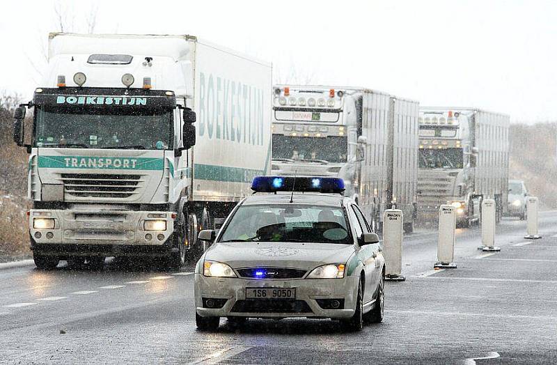 ZMĚNA. U Lovosic už lze najíždět a sjíždět z dálnice D8 na dvou místech. Lovosický nájezd byl uzavřený více než rok.