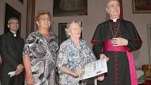 Jednou z obdarovaných byla také Ludmila Kormundová z Počapel (vpravo). Hlavu katolické církve v Litoměřicích zastupoval arcibiskup Giuseppe Leanza (vpravo).