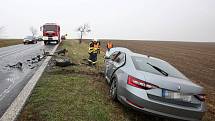 Vážná dopravní nehoda pod zatáčkou v kopci nedaleko Trnovan u Litoměřic.