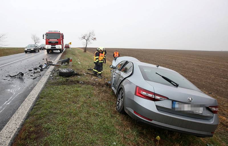 Vážná dopravní nehoda pod zatáčkou v kopci nedaleko Trnovan u Litoměřic.