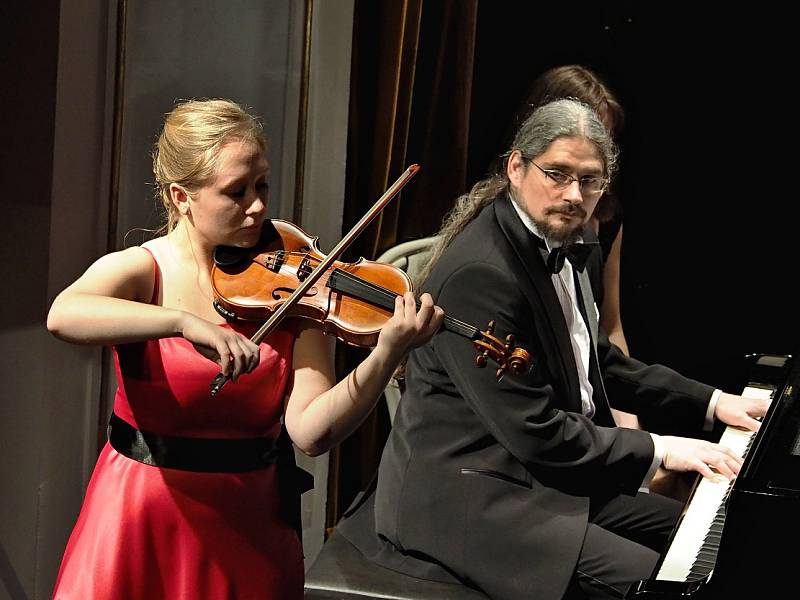 Studentka HAMU Nelly Helclová se skladbou M. Ravela pro housle Tzigane. 