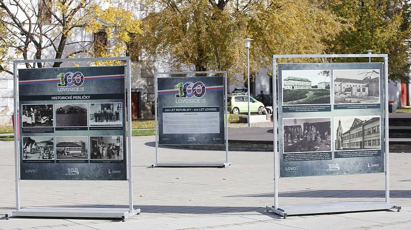 Výstava historických fotografií s názvem 100 let republiky - 100 let Lovosic na Václavském náměstí