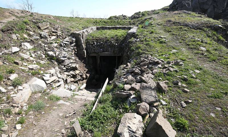 Zřícenina středověkého hradu Kalich u Třebušína na Litoměřicku