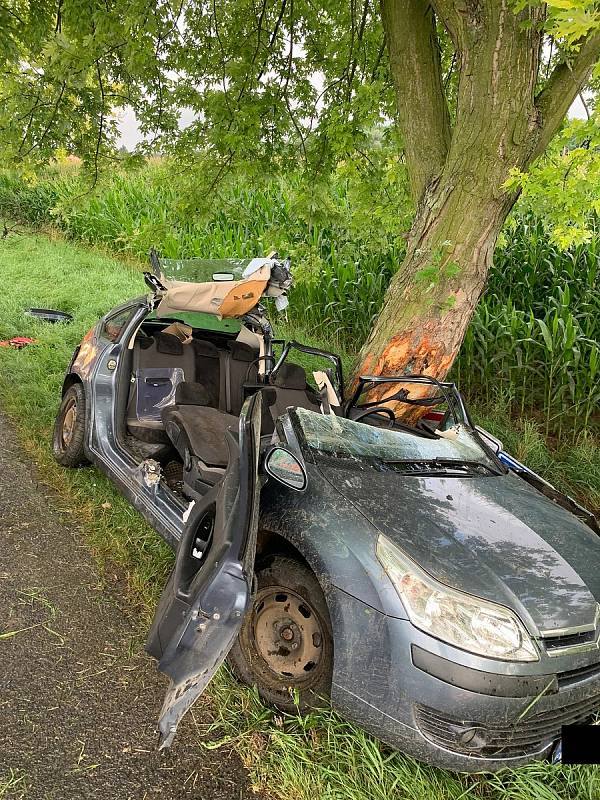 Při druhé nehodě narazilo auto do stromu.