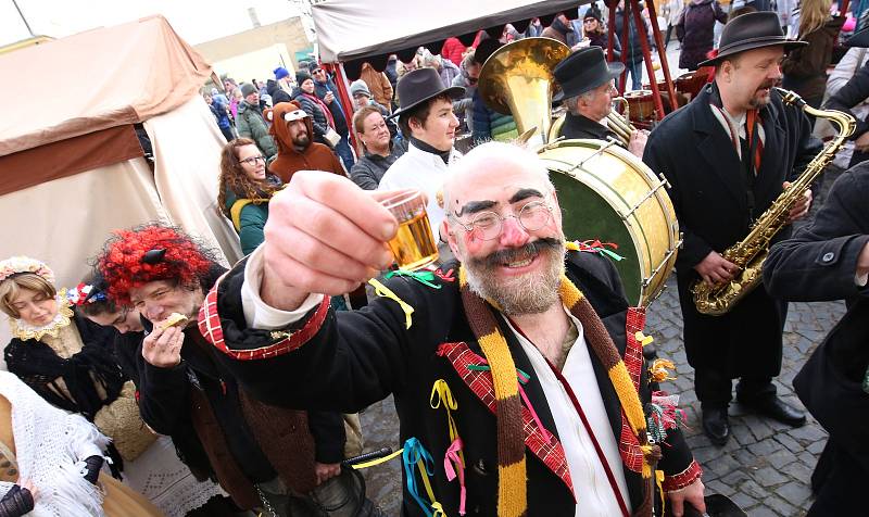 Tradiční masopust s létajícím prasetem proběhl v sobotu v Úštěku.