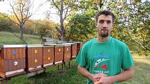 Mladý včelař Kamil Valenta chová včely v Držovicích a na Lhotsku u Úštěka.