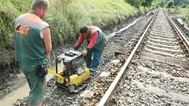 Opravy na vlakové trati, ilustrační foto.