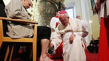 Na Zelený čtvrtek umyl biskup nohy "učedníkům".