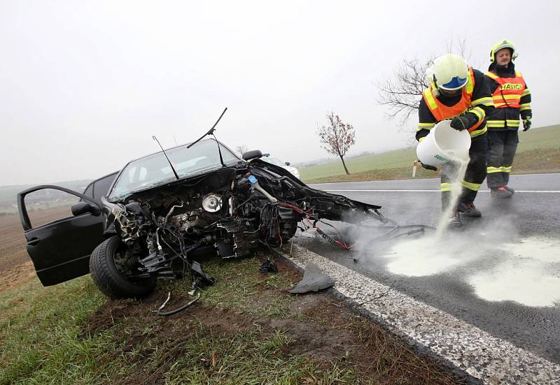 Vážná dopravní nehoda pod zatáčkou v kopci nedaleko Trnovan u Litoměřic.