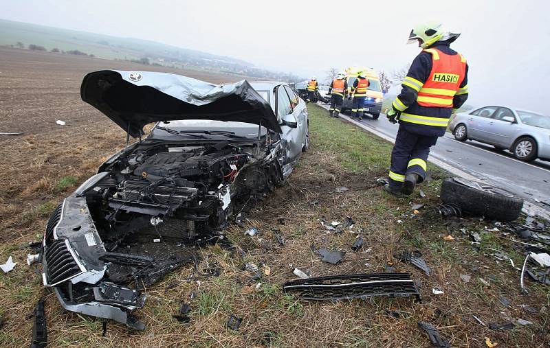 Vážná dopravní nehoda pod zatáčkou v kopci nedaleko Trnovan u Litoměřic.