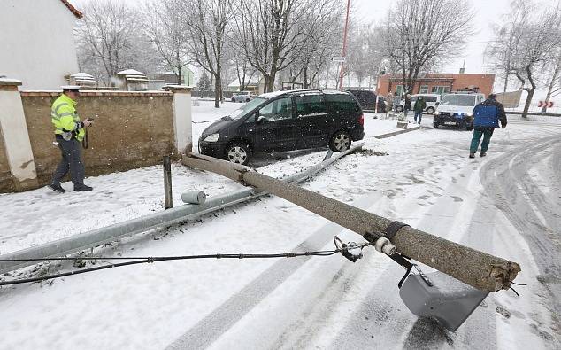 Středeční nehoda na sněhu v Lukavci