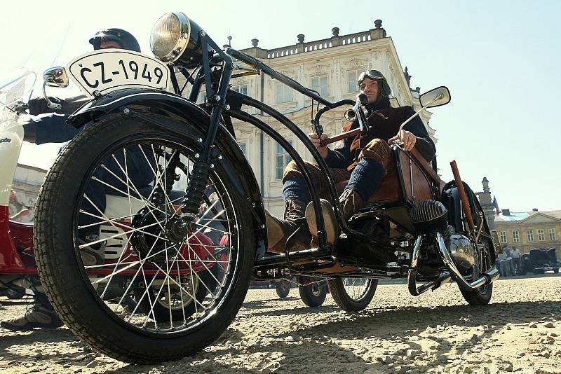 Padesátka automobilových a motocyklových veteránů v sobotu soutěžila o neputovní pohár hraběte Chotka.