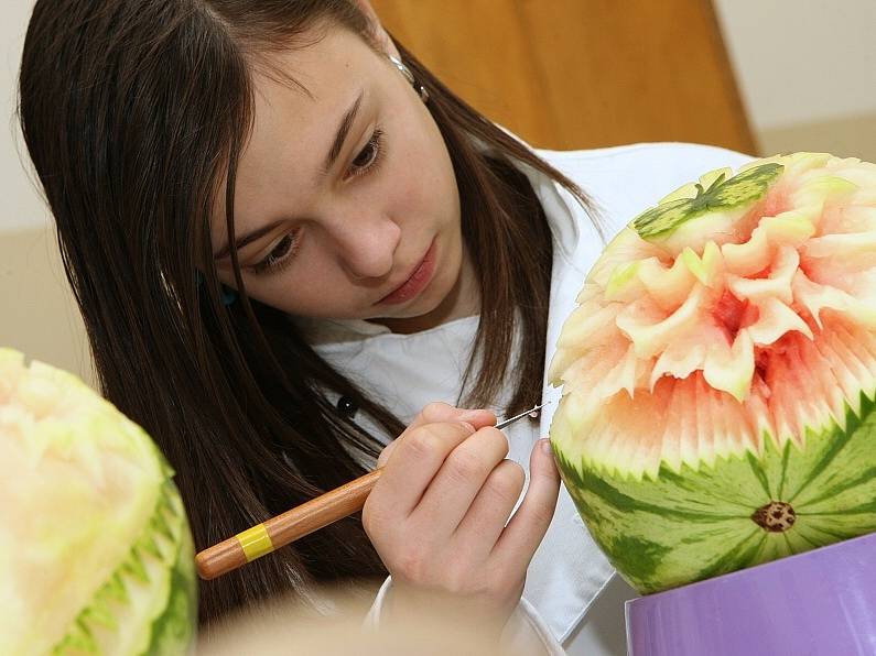 STUDENTI Z LITOMĚŘIC i Ústí nad Labem se na litoměřické Střední škole pedagogické, hotelnictví a služeb učili carvingu – vyřezávání do ovoce a zeleniny.