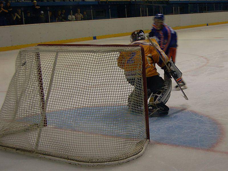 Stadion Litoměřice - HC Klášterec nad Ohří: samostatný nájezd č. 6. - puk je v levém horním růžku - Stadion vítězí.