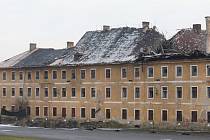 Aktuální stav Žižkových kasáren v Terezíně s propadlou střechou v druhé polovině ledna 2023.