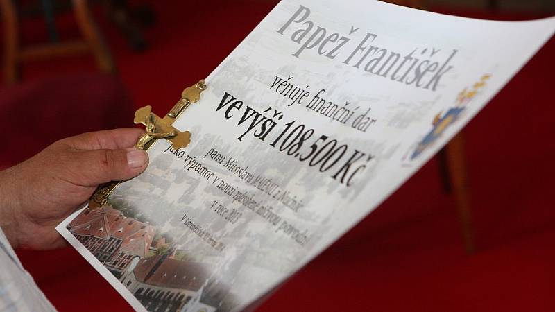 Předávání šeků od papeže v Litoměřicích