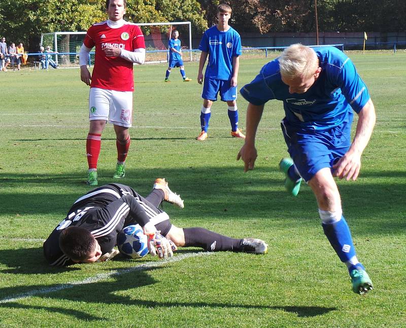 Proboštov (v modrých dresech) hrál s Bohušovicemi 0:0. V penaltovém rozstřelu byli úspěšnější hosté.