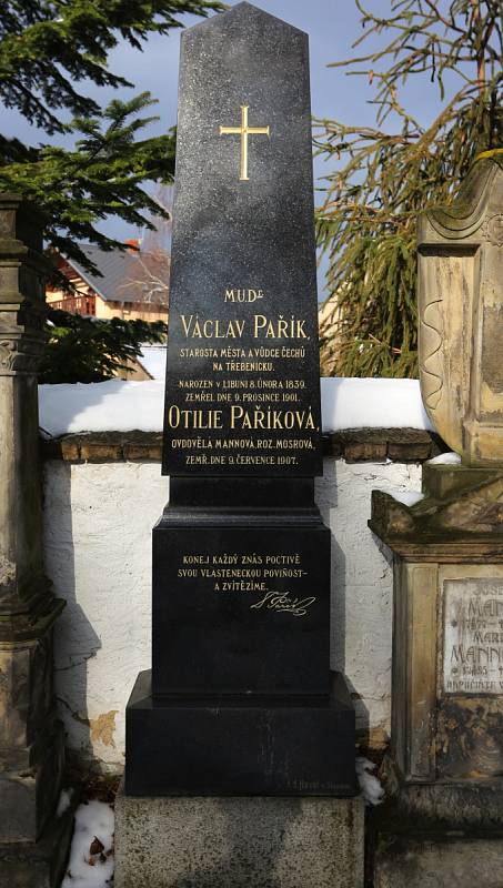 V Třebenicích se uskutečnil pietní akt u hrobu Václava Paříka, starosty dobrovolných hasičů, starosty města a vůdce Čechů na Třebenicku.