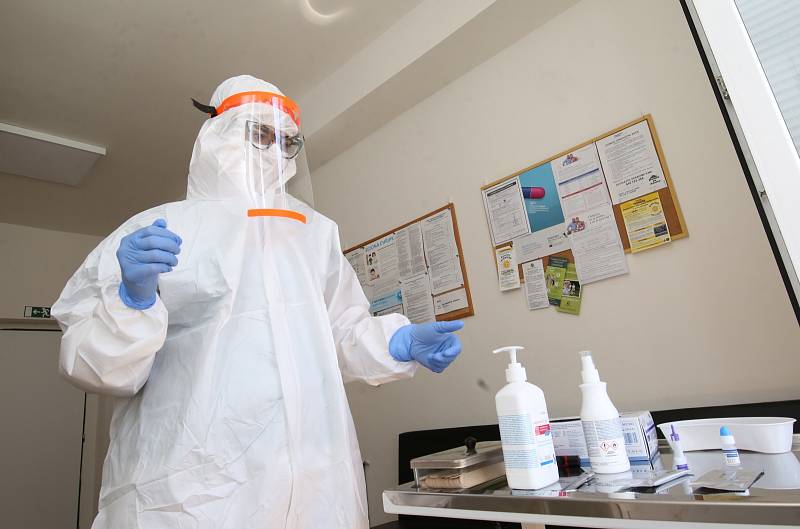 Praktická lékařka Marie Lukešová ve své ordinaci v Třebenicích provádí testy na koronavirus