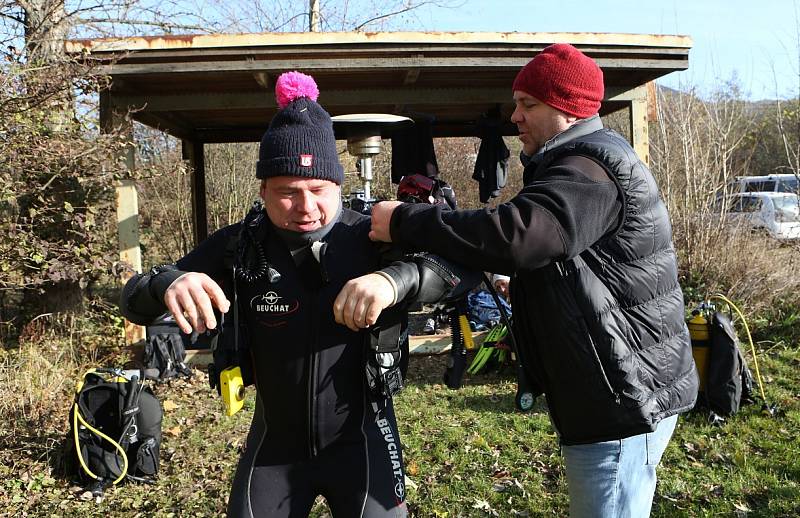 Potápěči zamykali a uklízeli jezero v Píšťanech