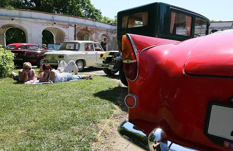 Padesátka automobilových a motocyklových veteránů v sobotu soutěžila o neputovní pohár hraběte Chotka.