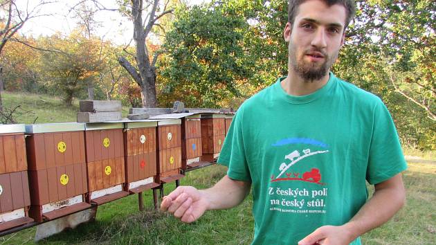 Mladý včelař Kamil Valenta chová včely v Držovicích a na Lhotsku u Úštěka.